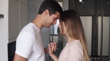 Beyaz tişörtlü, sevecen bir adamın genç kız arkadaşını tutkuyla okşamasının şehvetli ve yavaş görüntüleri. Uzun saçlı kız mutfak tezgahında oturup sevgilisine bakıyor. Yan görünüm