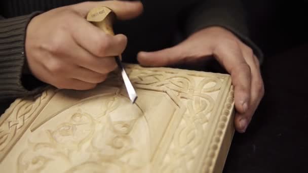 Primer plano de madera tallada a mano. Artesano irreconocible tallando adornos de madera en el backgammon. Carpintero cincelado, conformado y lijado de trabajos de madera para la decoración tallada — Vídeo de stock