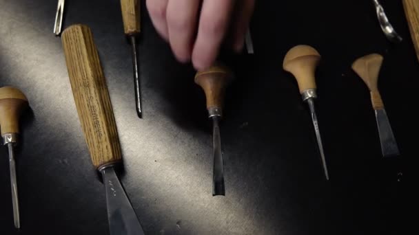 Artesano irreconocible tallando adornos de madera en el backgammon. Carpintero elegir la herramienta adecuada - el tamaño de la cepilladora y el trabajo de inicio. Vista de ángulo alto — Vídeos de Stock