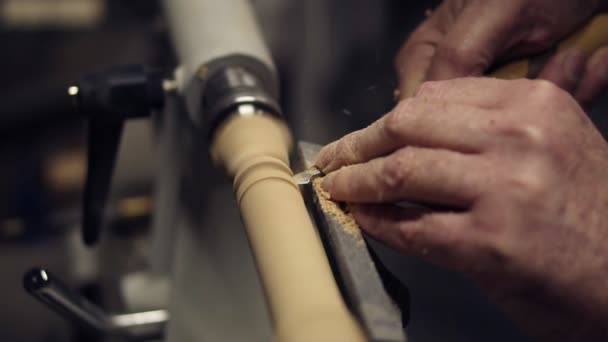 Mani maschili falegname taglio manopola di legno da pezzo di legno filatura sulla macchina con scalpello, primo piano colpo. Rallentatore — Video Stock