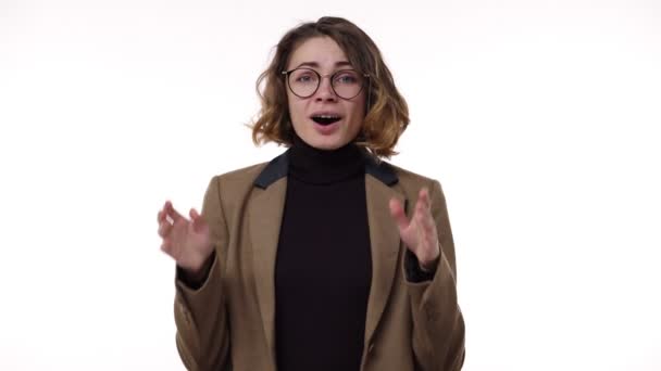 Retrato de mulher positiva linda olhando para a câmera - pessoa sendo sincero mostrando seu carinho e emoções ternas sobre fundo branco em câmera lenta. Conceito de emoções — Vídeo de Stock