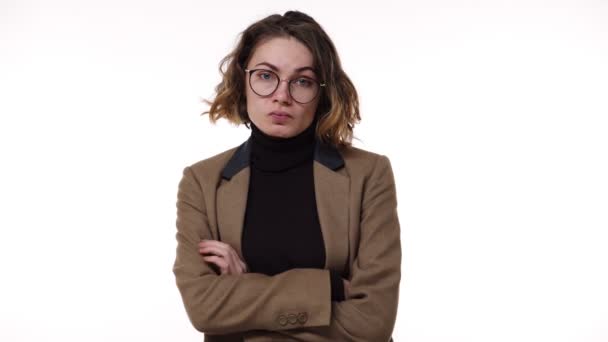 Porträt einer attraktiven brünetten Frau mit Brille und stylischem Sakko, die irritiert ist vom Warten, Schreien und Gesten mit erhobenen Fingern auf der Brust — Stockvideo