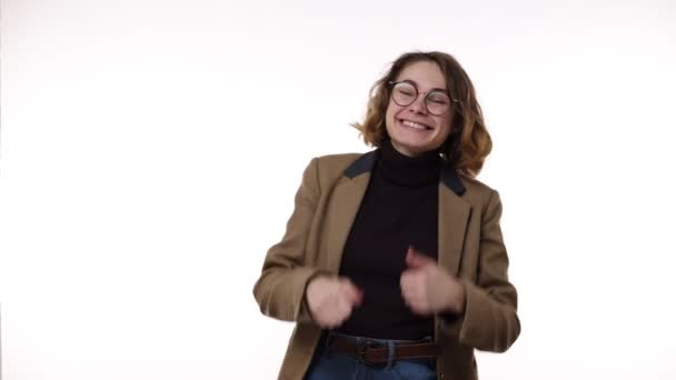 Portrét mladé atraktivní evropské feny s kudrnatými vlasy usmívající se a gestikulující palec nahoru, vzrušený říkat ano s pozadím izolované na bílém — Stock video