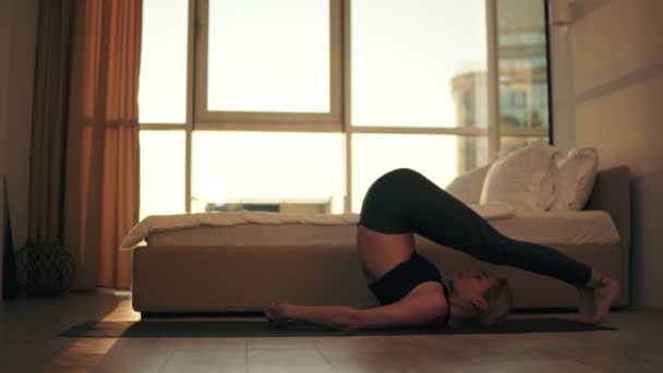 Yogi ragazza facendo sarvangasana aratro posa da per il rilassamento muscoli cardiaci guarigione per la colonna vertebrale rafforza poi torna a una posa di loto con namaste. Allenamento, yoga a casa in salotto — Video Stock