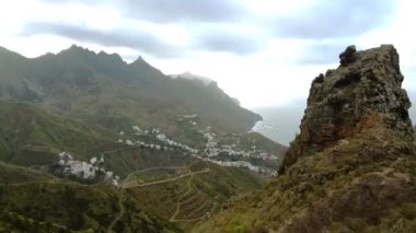 Mevsimlik kiralar için inşa edilmiş villaları olan yeşil dağ tepeleri, İspanya 'da bir adada yeşil ağaçlarla çevrili evler. Yüksek noktadan görüntüler