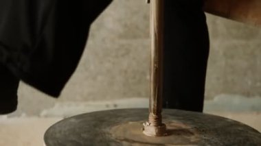 Dönen çömlek çarkı kapanıyor. Çömlek atölyesinde çalışan siyah pantolonlu bir çömlekçi. Çömlek ustası sınıfında vazo üzerinde çalışan güzel bir genç kadın. Kapatın. Tanınmayan kişi