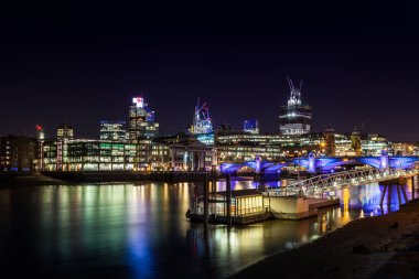 City of London ve Southwark Köprüsü gece, Londra, İngiltere