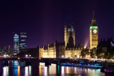 Parlamento ve Big Ben evlerin gece, Londra, İngiltere