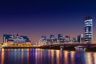 MI6 bina, St George Wharf, The Tower ve Vauxhall Köprüsü on Thames gece, Londra, İngiltere