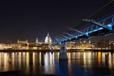 St Paul Katedrali ve Millennium Köprüsü gece, Londra, İngiltere
