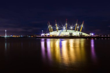 Gece aydınlatma Millennium Dome da O2 Arena, Thames Nehri üzerinden uzaktan denir. Canary Wharf görünümden. Londra, İngiltere. Kasım 2012.