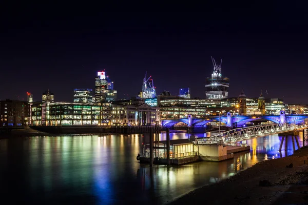 Лондонский Сити и Южный мост ночью, Лондон, Великобритания — стоковое фото