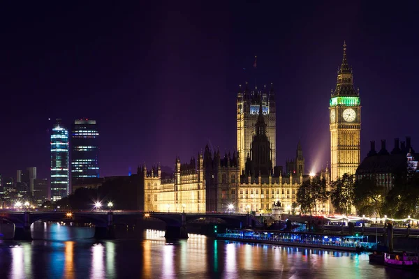 Parlamento ve Big Ben evlerin gece, Londra, İngiltere