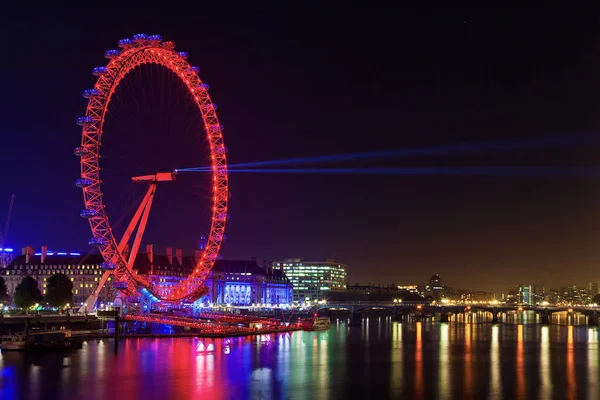 Panoramic view to London Eye with red illumination at night, London, UK. November, 2012. — Stock Photo, Image