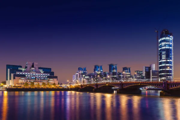 MI6 bina, St George Wharf, The Tower ve Vauxhall Köprüsü on Thames gece, Londra, İngiltere