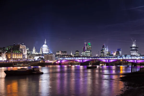 Nacht foto van Blackfriars Bridge, City of London, St. Paul's Cathedral, rivier de Theems — Stockfoto