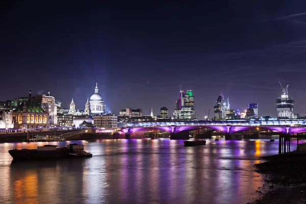Gece fotoğraf Blackfriars Bridge, St Paul Katedrali, Londra şehir Thames Nehri