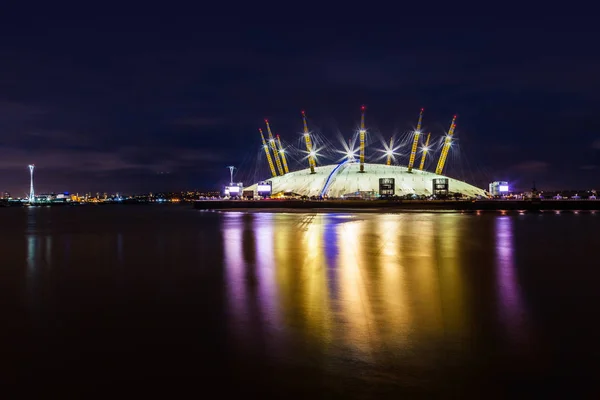 Ночное освещение Купола Тысячелетия, также называемого O2 Arena, на расстоянии через реку Темзу. Вид с Кэнэри Уорф. Лондон, Великобритания. Ноябрь, 2012 . — стоковое фото