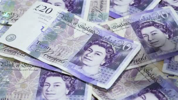 イギリスの通貨。様々 な宗派の落ちてくるお金をクローズ アップ。5、10、20 ポンド英ポンドの銀行券はテーブルで分散. — ストック動画