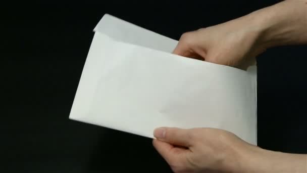 Gros plan Les mains des femmes ouvrent une enveloppe et comptent les billets en livres sterling de différentes coupures. Cinq, dix, vingt livres de factures en paquet. Fond noir . — Video