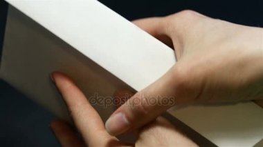 Eller bir zarf ve bir sürü yirmi İngiliz Lirası Gbp banknot sayma açın. İngiltere para birimi. Siyah arka plan.