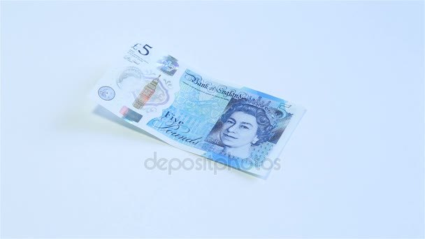 人算钱。女性特写手计数英镑纸币不同面额英镑。五、 十、 二十英镑的纸币都是大致堆积。白色背景. — 图库视频影像