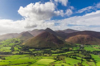 Lake District, İngiltere'de Kenswick'ın Vadisi'nin panoramik görünüm