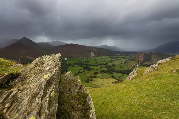 Dağ dışında Keswick ve taşlar üzerinde yeşil tepe, Lake District, İngiltere, Birleşik Krallık