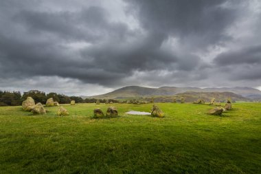 Castlerigg Neolitik taş daire bir vadi dağ altında yer alan Helvellyn, Keswick, Cumbria, İngiltere, Birleşik Krallık