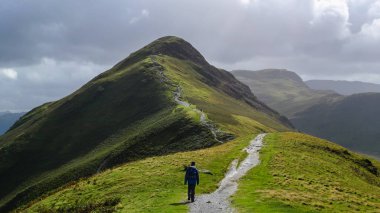Hiking trail Catbells tepenin üst Lake District, İngiltere'de dağ manzara
