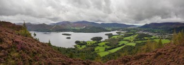 Göl Derwentwater arasında panoramik kent merkezine Keswick ve dağlar, İngiltere