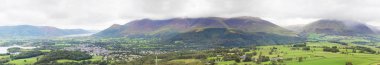 Tepenin üst panoramik kasabaya Keswick Skiddaw dağ arka plan, İngiltere, İngiltere'de