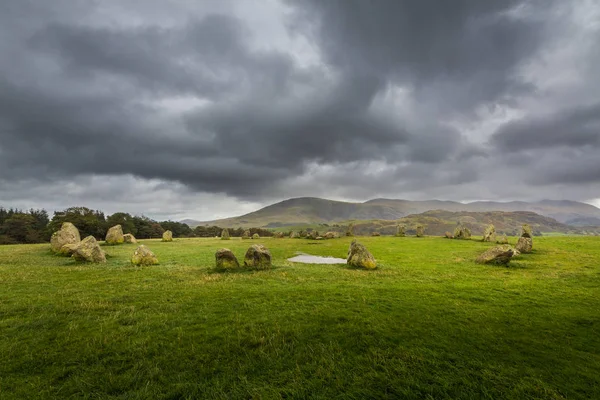 Νεολιθική Castlerigg Stone Circle βρίσκεται σε μια κοιλάδα κάτω από το βουνό Helvellyn, Keswick, Κούμπρια, Αγγλία, Ηνωμένο Βασίλειο — Φωτογραφία Αρχείου