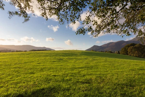 Günbatımı pitoresk yeşil alanları ve Lake District, İngiltere'de Kenswick'ın Vadisi'nin tepeler üzerinde