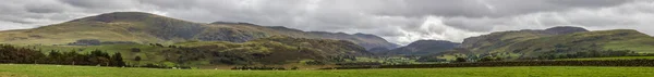 Száraz kőfallal között a zöld mezők, a hegy, a háttérben a Lake District — Stock Fotó