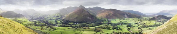 Lake District, İngiltere'de Kenswick'ın Vadisi'nin panoramik görünüm