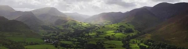 Lake District, İngiltere'de Kenswick'ın Vadisi'nin panoramik görünüm