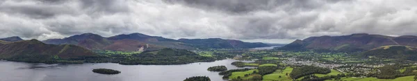 Panoráma egész tó Derwentwater a város Keswick és hegyek, Anglia, Egyesült Királyság — Stock Fotó