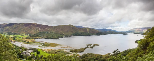 Panoramisch uitzicht over lake Derwentwater naar Bergen, Engeland, Verenigd Koninkrijk — Stockfoto