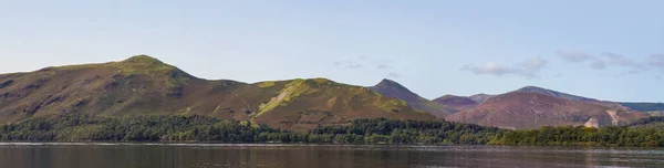 Panoramautsikt över sjön Derwentwater till bergen, England, Storbritannien — Stockfoto