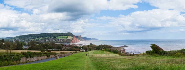 Sidmouth, Devon, İngiltere'de kumsalda Jacob's Ladder doğru panoramik görünüm