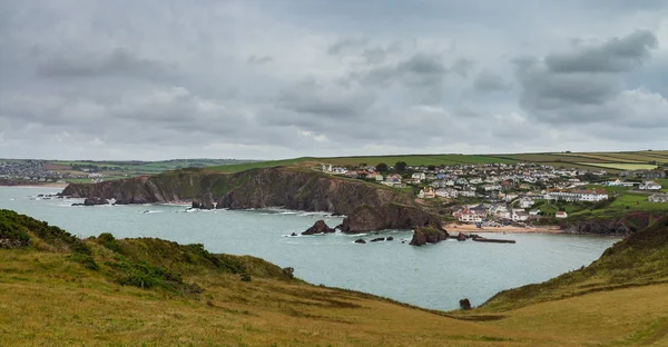 Panoramisch uitzicht vanaf bout staart naar Hope Cove en South West Coast Path, Devon, Engeland, Uk — Stockfoto