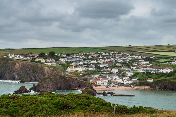 Panoramik görüş cıvata kuyruk doğru umut koyu ve Güney Batı sahil yolu, Devon, İngiltere