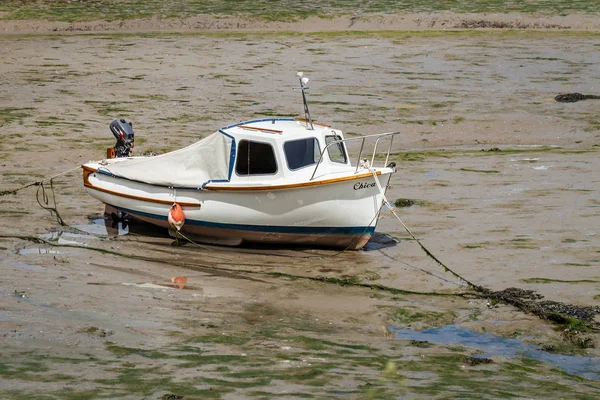 Boot bei Ebbe auf Grund gelaufen, batson creek, salcombe, devon, uk — Stockfoto