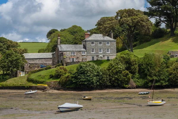 Karaya düşük tide tekne Batson dere, Salcombe, Devon, İngiltere