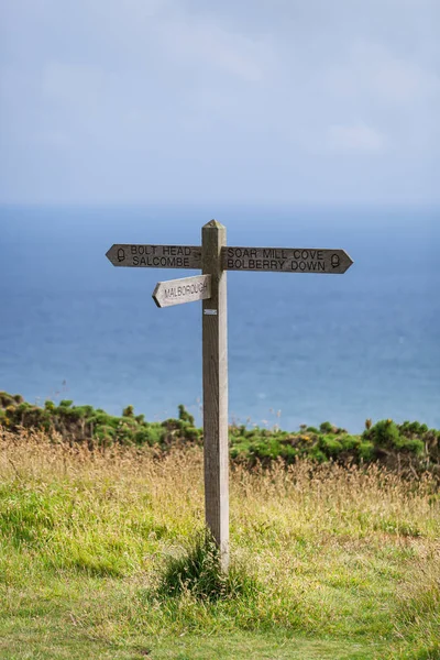 Ahşap işareti Güney West Coast yolu umut Cove, Bolberry ve polis uçmak, Devon, İngiltere, İngiltere'de yakın deniz kenarı için mesaj