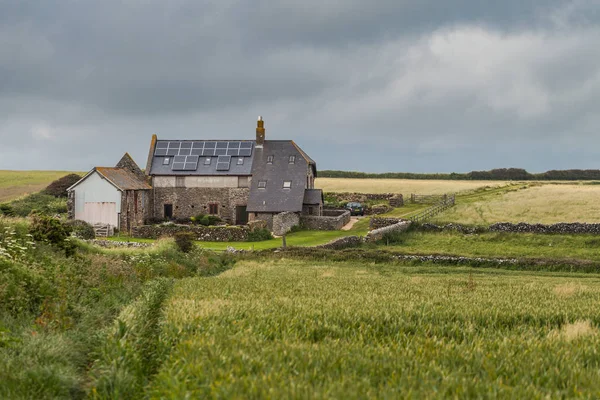 Fırtına geçer bir küçük çiftlik evi, South West Coast yol, Devon, İngiltere
