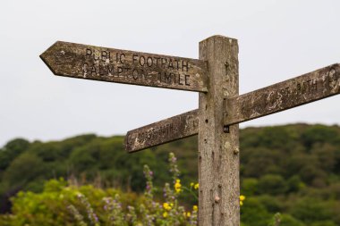 Ahşap işareti Güney West Coast yolu umut Cove, Bolberry ve polis uçmak, Devon, İngiltere, İngiltere'de yakın deniz kenarı için mesaj