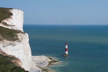 Birling Gap, Beachy Head, East Sussex, İngiltere'de yakın batıdan kayalıklarla ve deniz feneri doğru seyir