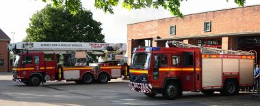 İngiliz itfaiye araçları. Surrey yangın ve kurtarma hizmeti Chertsey yangın istasyonu. İngiltere'de, Mayıs 2009.